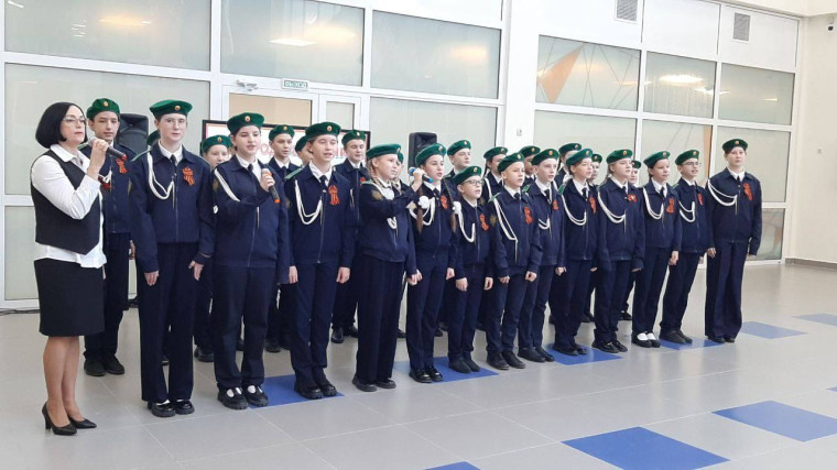 Поём всей гимназией песни Великой Победы.